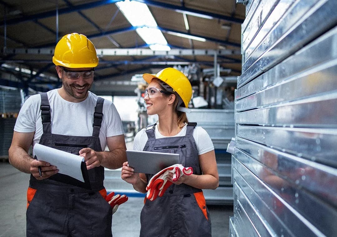 Profissionais em ambiente industrial
